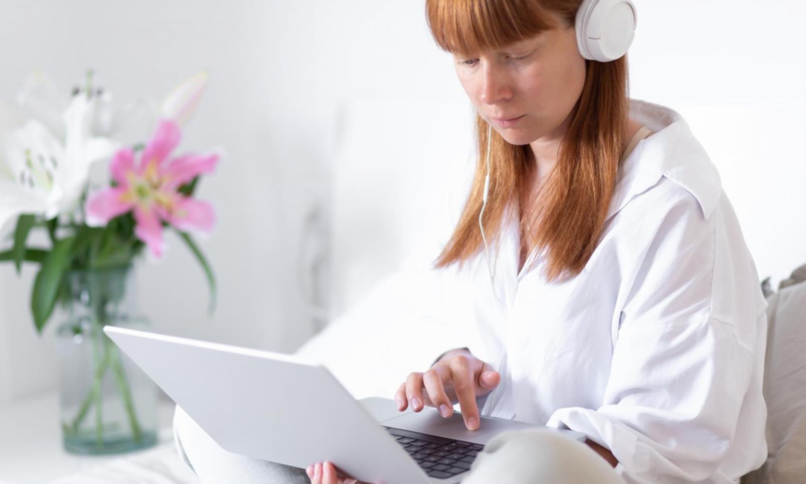 Moderne Büroräume von carionvexis in Hamburg mit Blick auf Finanzdiagramme