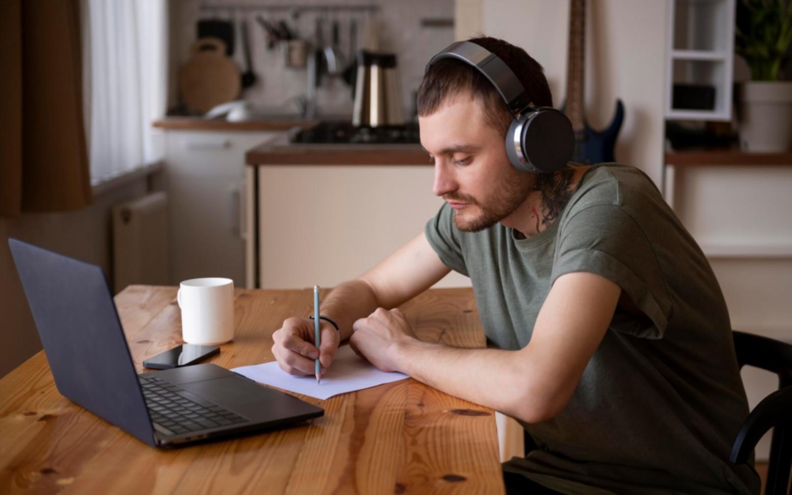 Studierende bei der Analyse von Finanzberichten